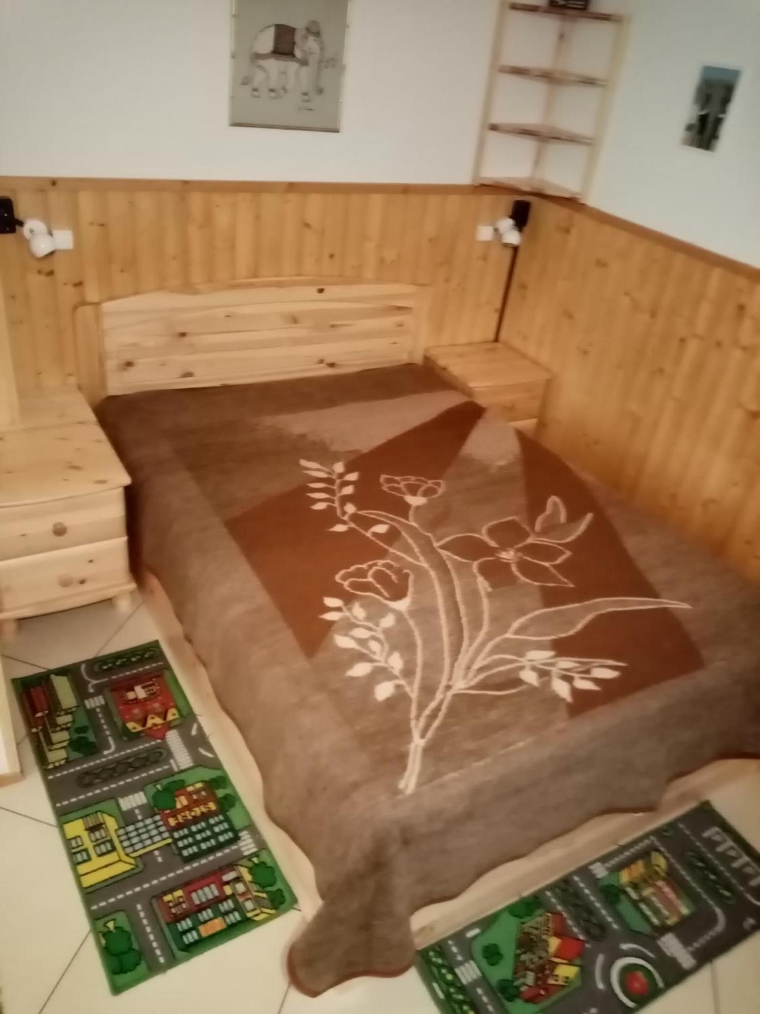 Csaladi Vendeghaz Lägenhet Eger Exteriör bild