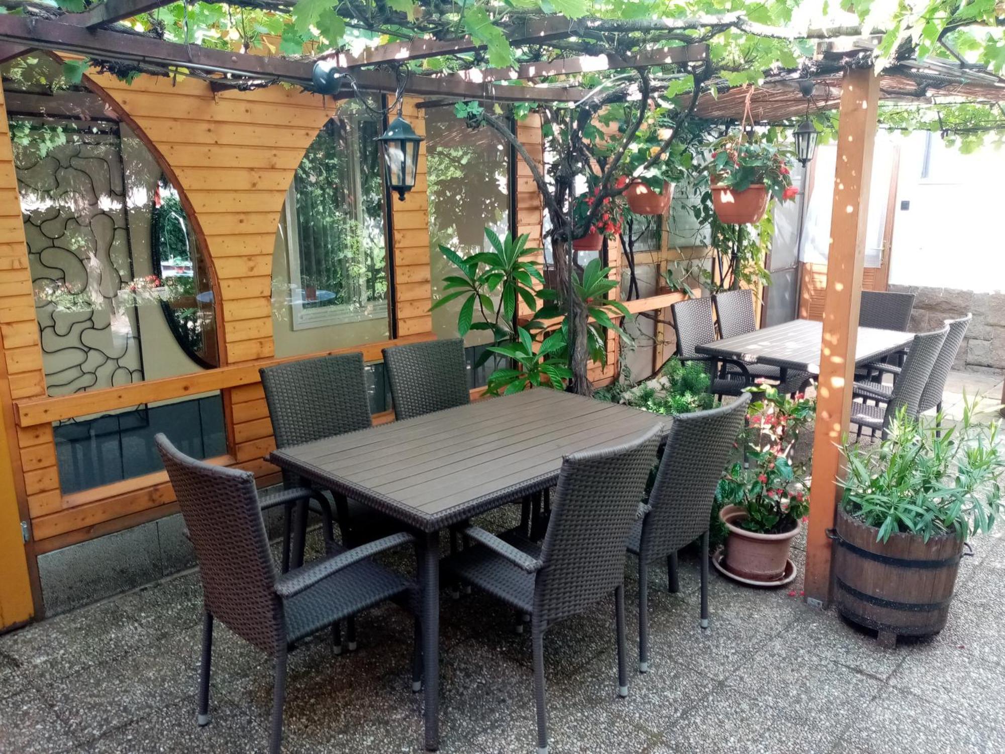 Csaladi Vendeghaz Lägenhet Eger Exteriör bild